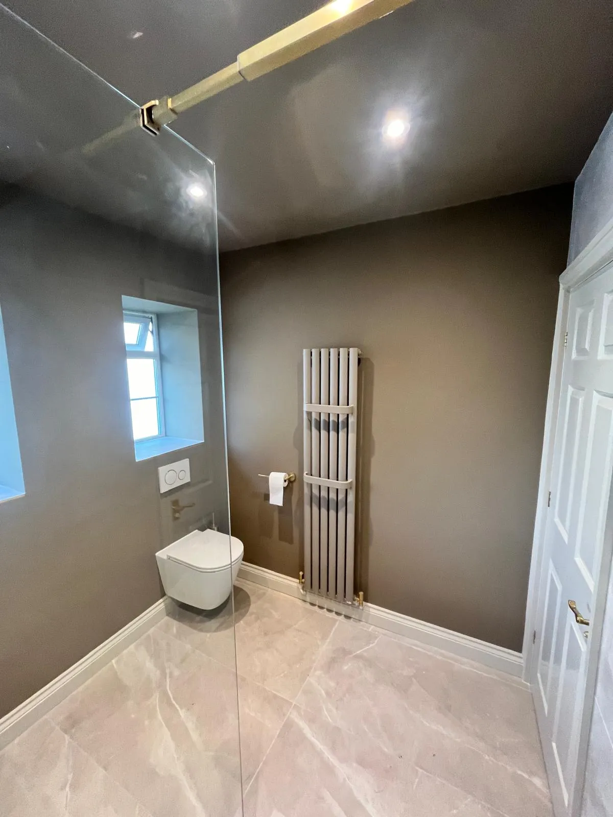 Wall-hung WC and vertical radiator in the finished bathroom