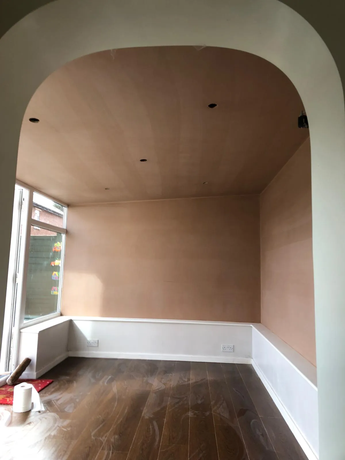 Freshly plastered room seen through a plastered arched opening
